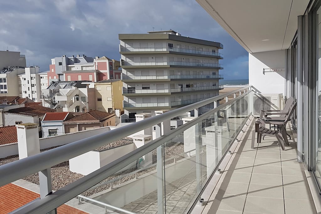 Varanda 17m com acesso a todos os quartos e sala