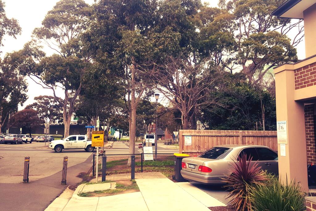 Immediate Proximity to Monash Campus