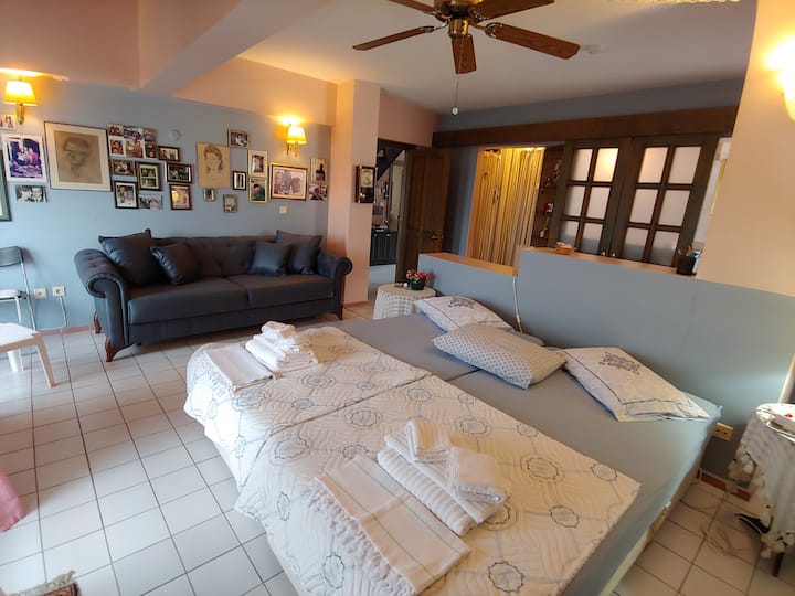 Prvé poschodie:(br3) .strázna hlavná spálňa s vlastnou kúpeľňou, 2 sb usporiadaná ako db,rozkladacia pohovka, kreslo, šatňa,stropný ventilátor, klimatizačná jednotka,veľký balkón a2 stoličky.
NEOPIERAJTE SA O DREVENÉ ZÁBRADLIA NA balkóne.
Elec.shutters on balcony door and window.