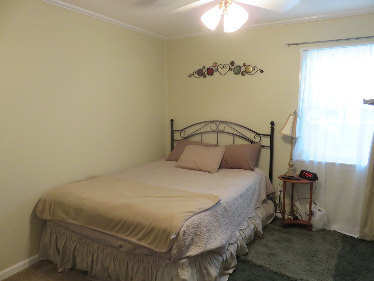 Slaapkamer #2: QUEEN bed met kastruimte, dressoir en tv.
Gelegen op 2e etage.