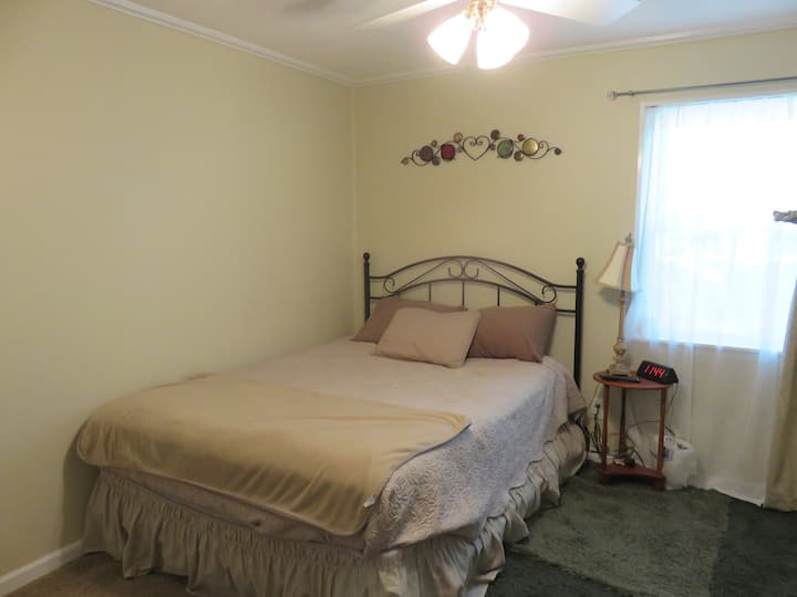 חדר שינה מס' 2: מיטת קווין סייז עם ארון, שידה וטלוויזיה.
ממוקמת בקומה השנייה.