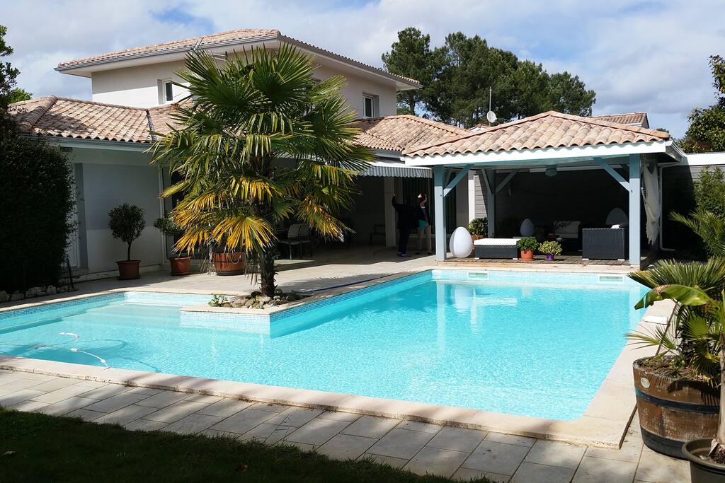 Piscine en forme de J.