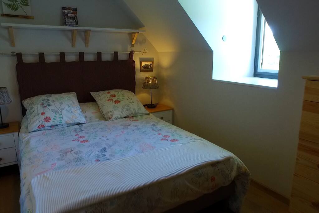 Une chambre lit double