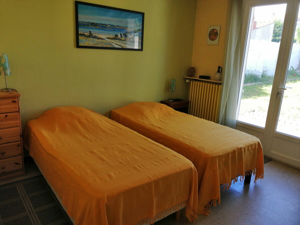 Spavaća soba s 2 kreveta koja se mogu sastaviti s pogledom na vrt u stražnjem dijelu