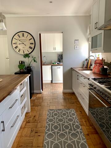 Suburbia home on leafy street gallery image 4