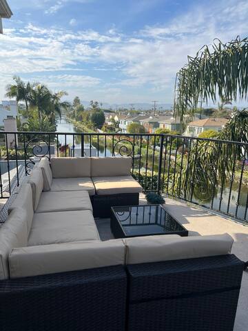 Stunning 4bd 5 bath Canal Front Home with Elevator gallery image 3