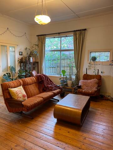 Large family home & garden, close to city gallery image 3