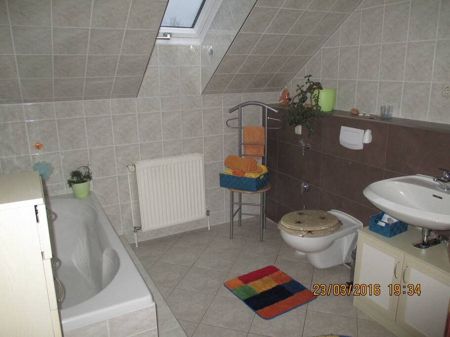 Bad mit Badewanne, Handtücher, Föhn