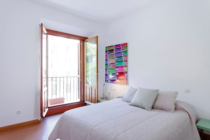 Главна спална соба со брачен кревет (широк 150-179 см)