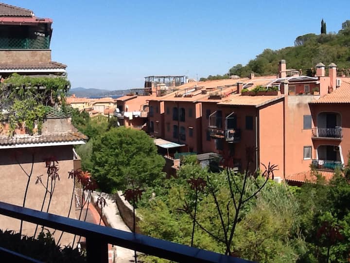 In Porto Ercole by the sea and in the green. Holiday homes for Rent