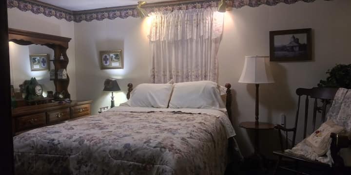 Ikamelo elikhulu linombhede oyindlovukazi kanye negumbi lokugezela eline-shower. 