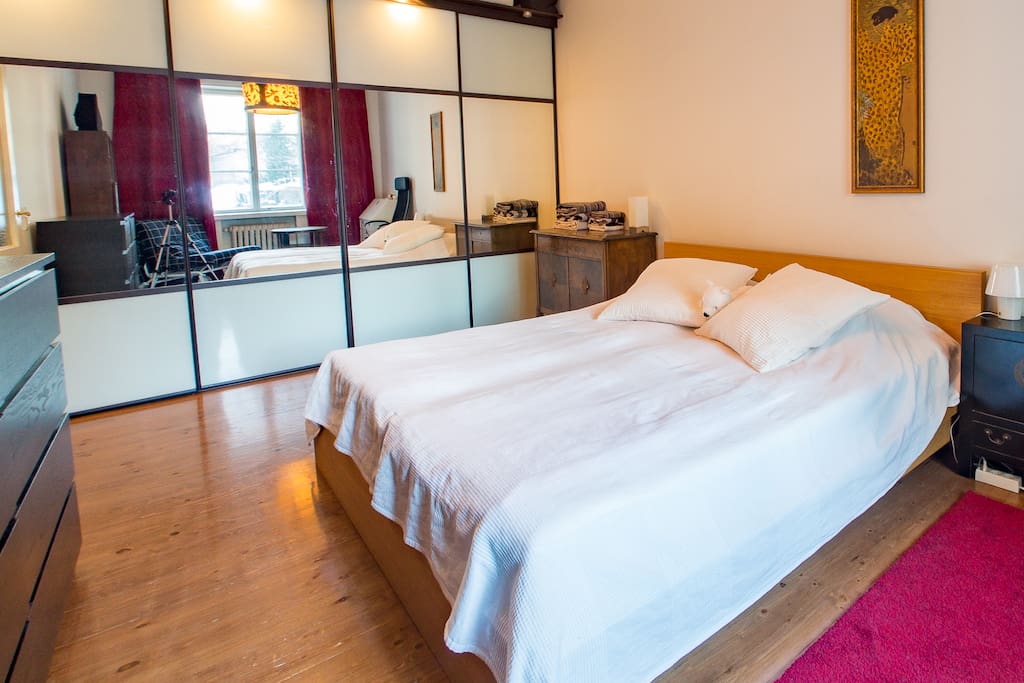 Bedroom with a king size bed (180cm)