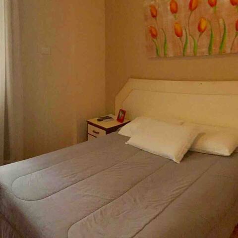 FLAT - uma quadra da praia do Gonzaga c/ ar e wifi