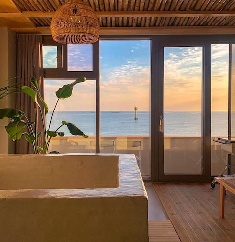 A space to relax with your loved one facing the sea