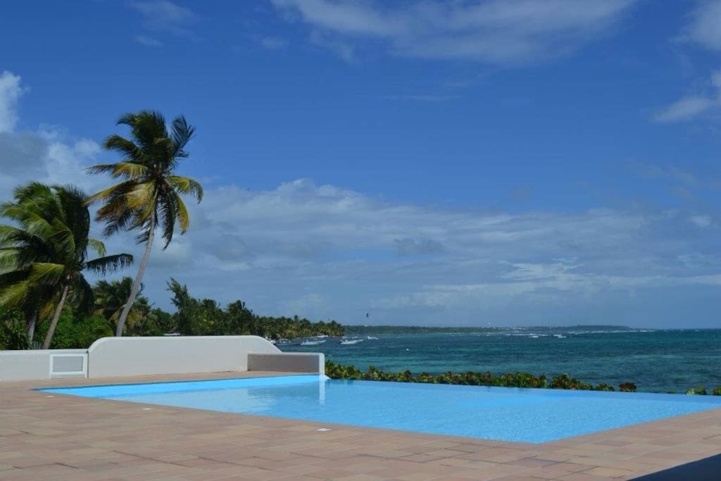 Piscine a débordement sur le lagon de Sté anne
