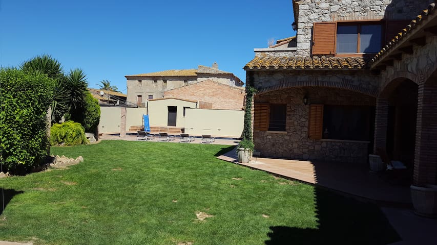 CalFerrerNou. House of high standing-Pool-Garden gallery image 4