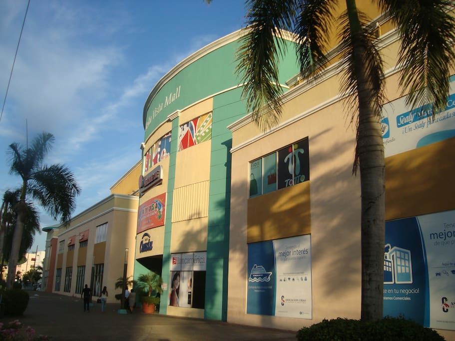 Bella Vista Mall con múltiples negocios y servicios.