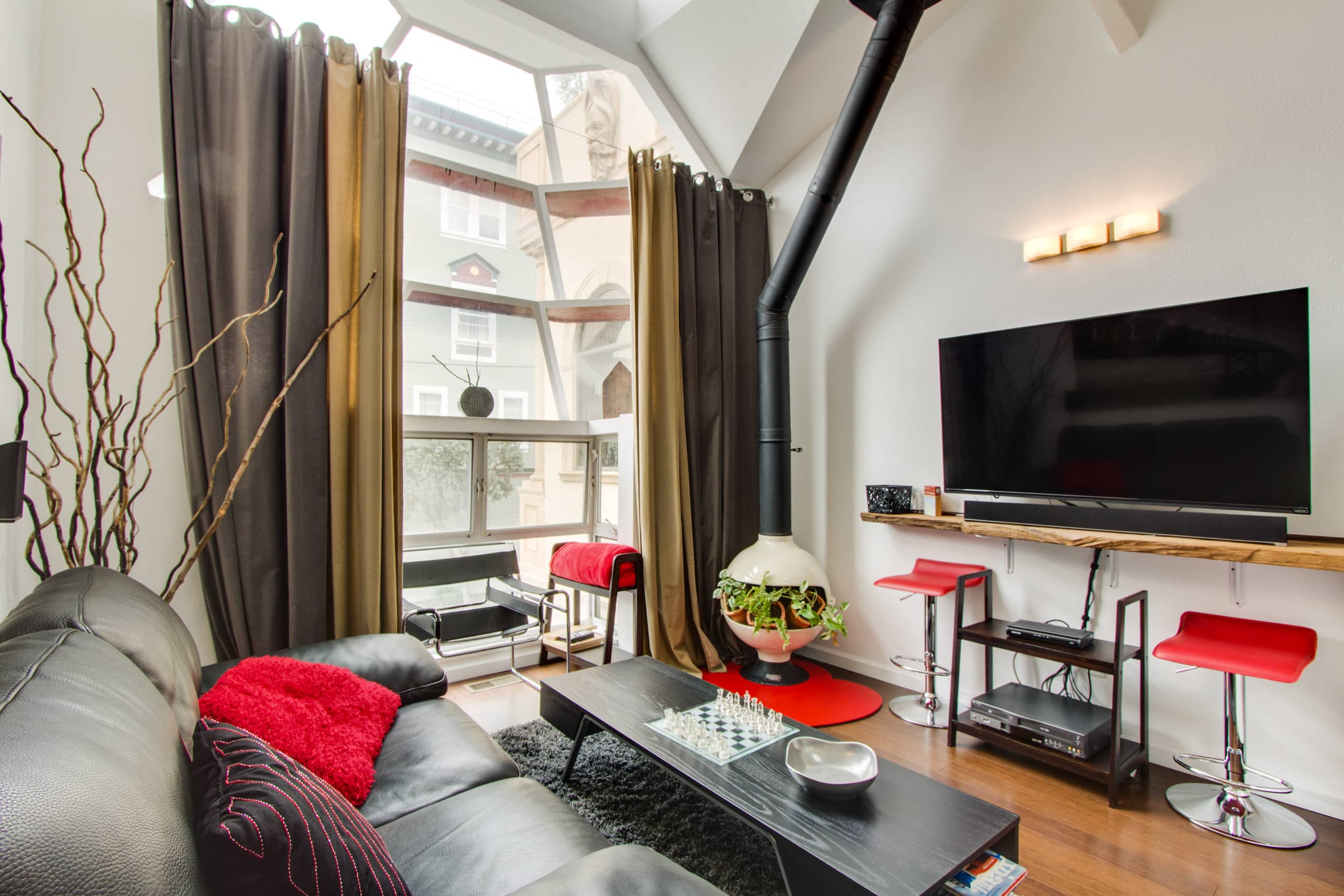 Home in San Francisco · ★4.91 · 2 bedrooms · 2 beds · 1 bath - Image 6