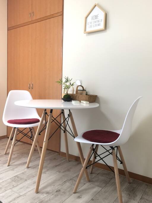 カフェセット。コーヒー、紅茶を飲みながらゆったり過ごしてください。Petite table and chairs. Small and cozy, enjoy your coffee time!