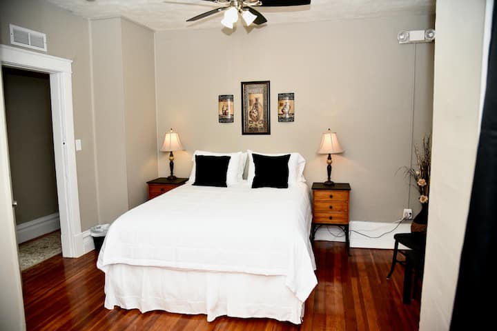 Bedroom #4 queen bed  (2nd floor/upstairs)