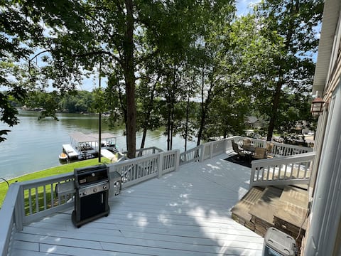 Lakefront Vacation Destination—dock and deck