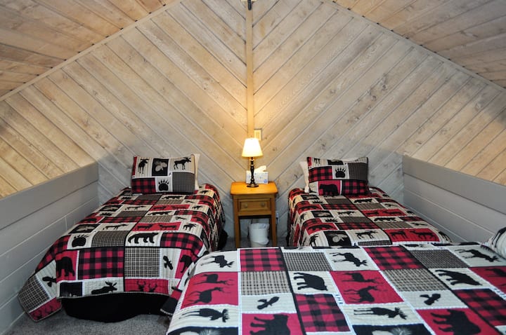 Брачен кревет (Темпурпедик) и два (2) брачни кревета (едниот е темпдик) во поткровје за спиење над дневниот простор