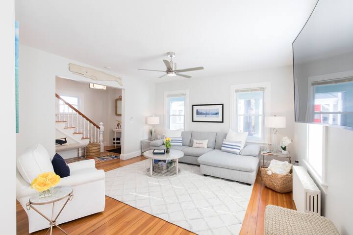 Beautiful Downtown Newport Home w/ 2 parking spots gallery image 2