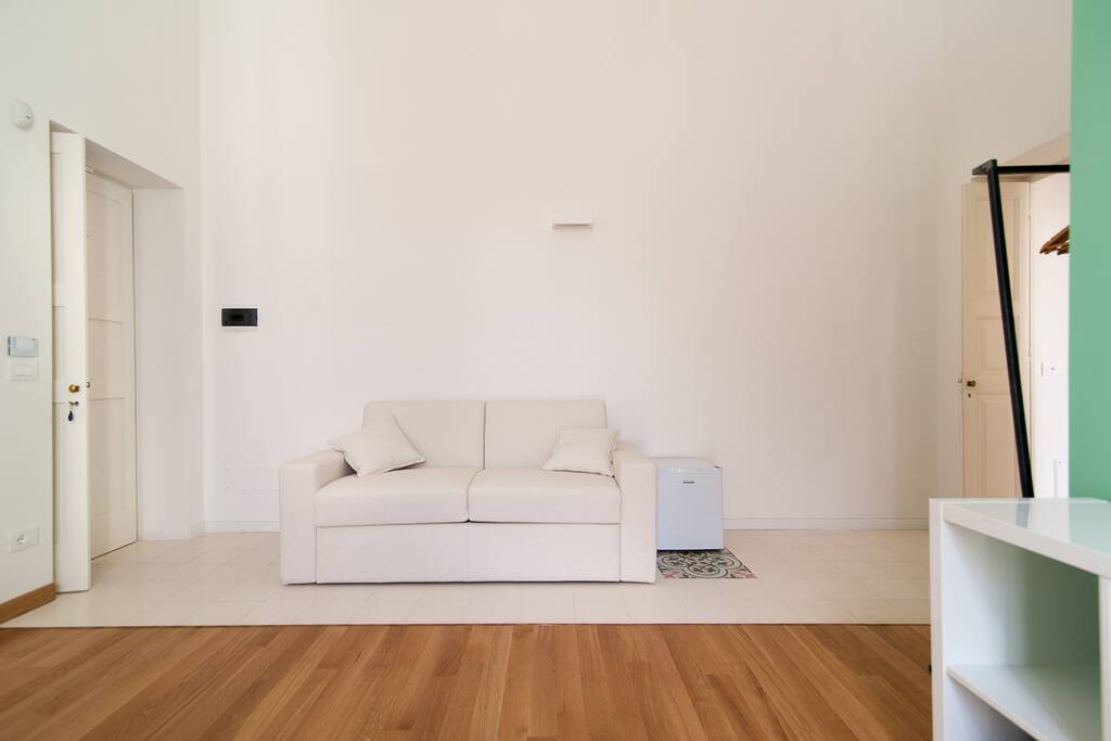 Il divano letto nella stanza pasticciotto