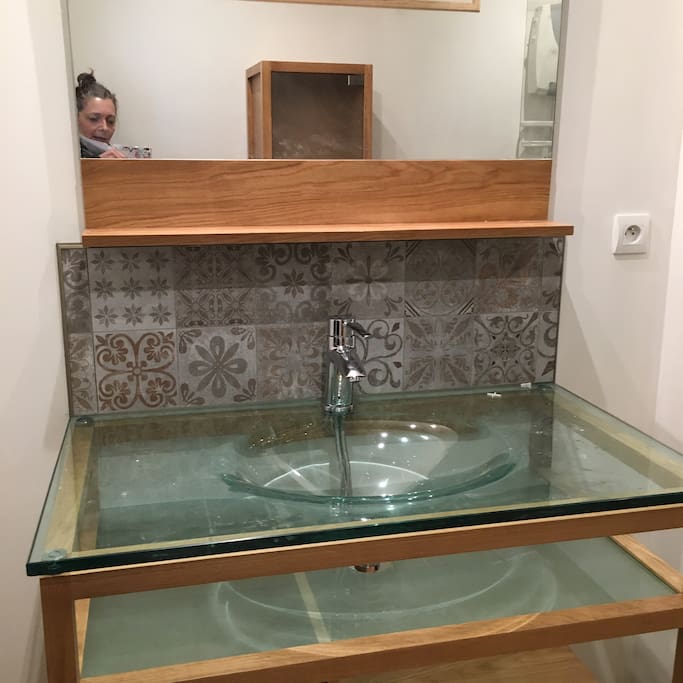 Salle de bains avec wc et douche