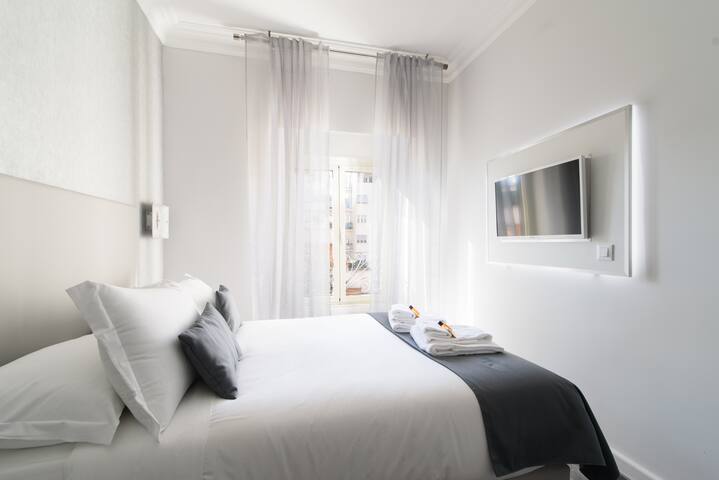 8 bedrooms apartment in front of metro station gallery image 2