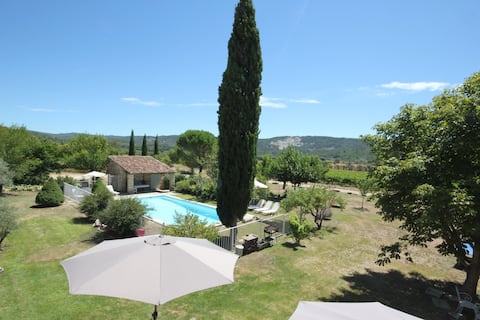 A farmhouse in Provence, Luberon, fenced pool