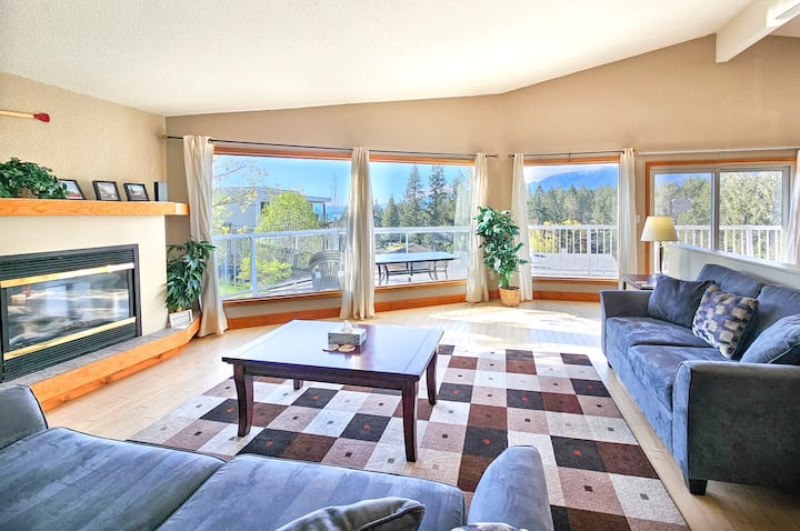 3 Bedroom House With Garage - Invermere