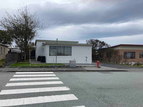 Ary and Pablo 8 mins from KEF Airport