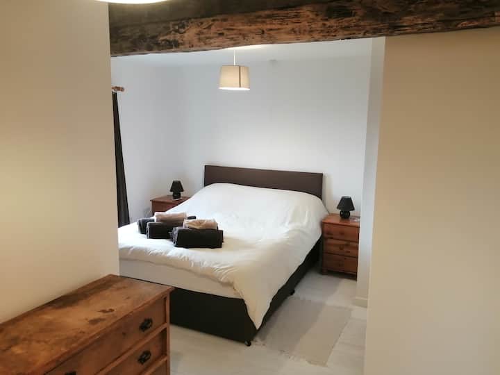 Спалня 1 със самостоятелна баня с душ кабина и голямо двойно легло