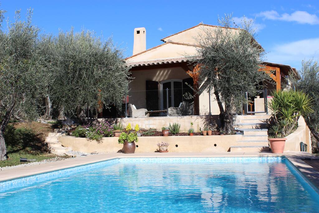 Piscine & maison en arrière plan
