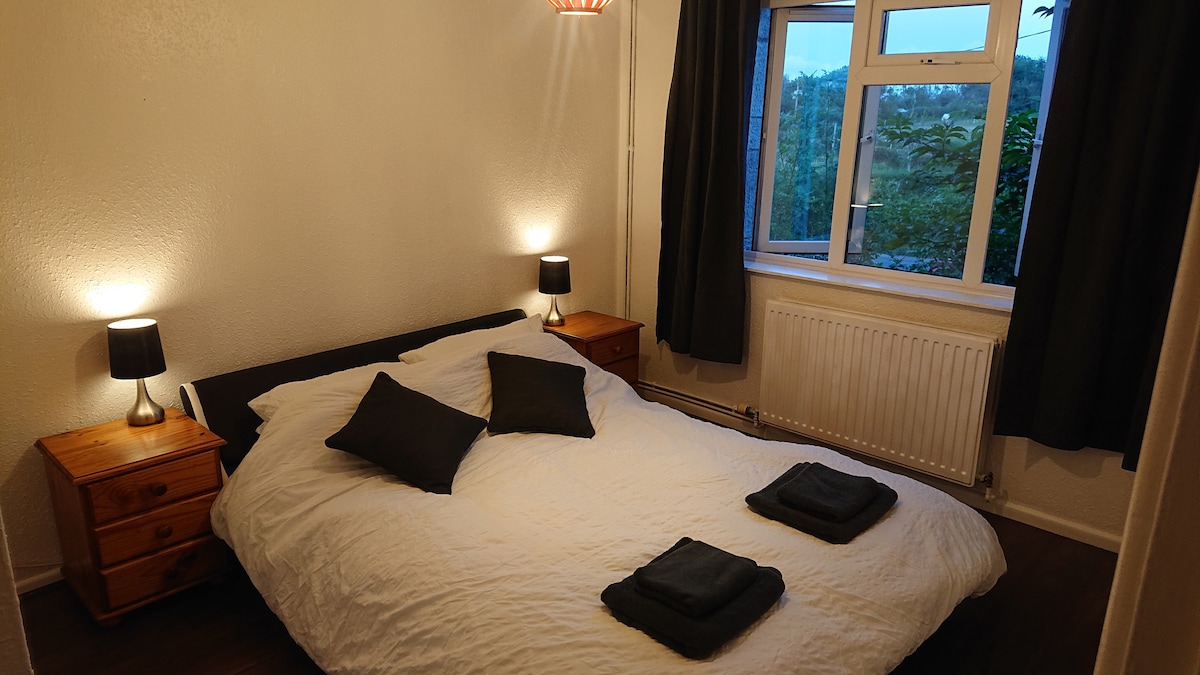 Chumba cha kulala, kilichopambwa hivi karibuni 