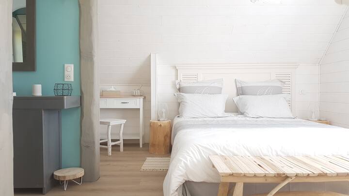 ห้องนอนชั้นบนพร้อมห้องน้ำ