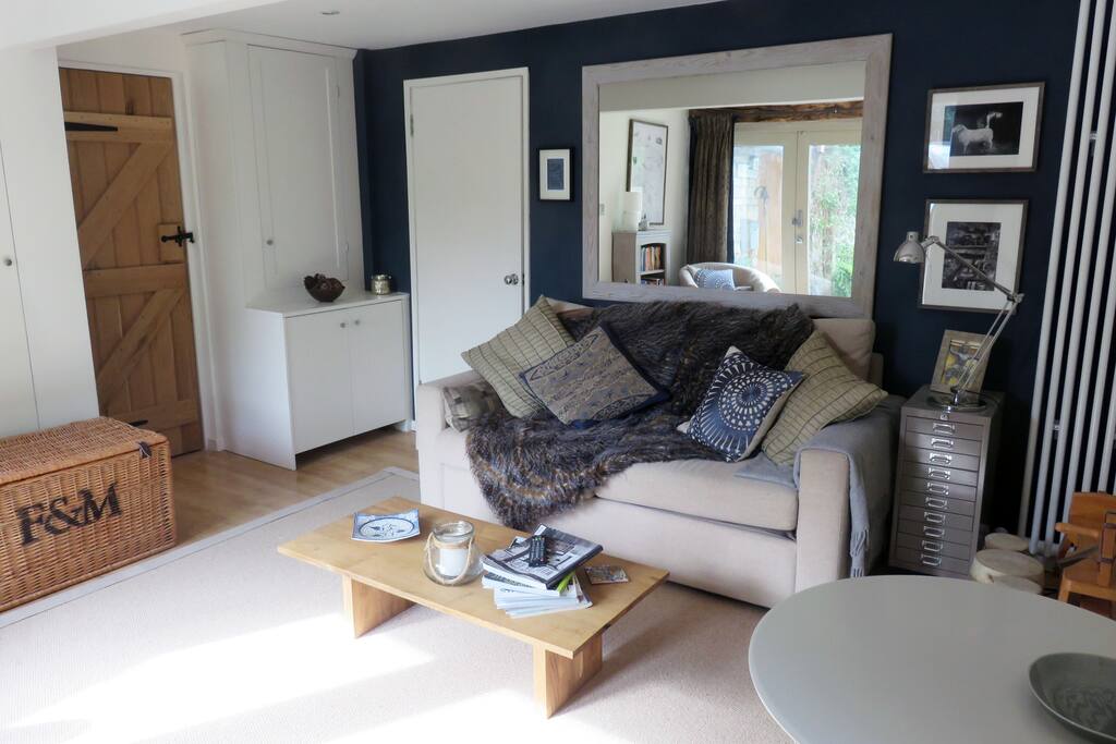 Living room with Sofa bed, table for 2 and Internet TV