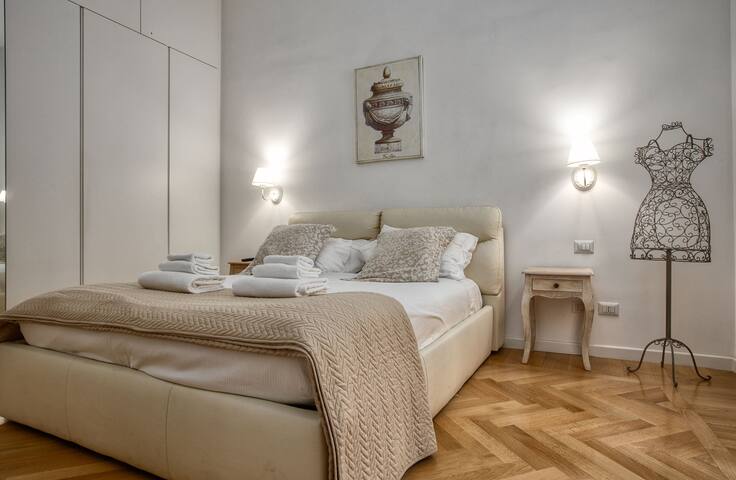 Spanish Steps Prestige Apartment – City Center gallery image 2