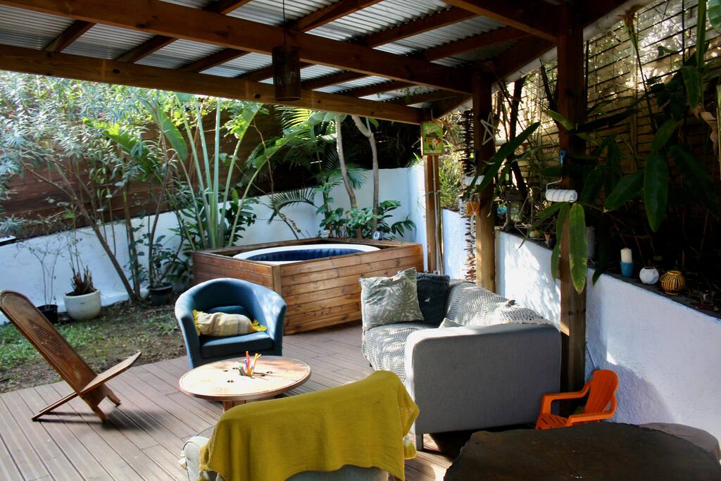 La terrasse à l'arrière de la maison, et son jaccuzi.