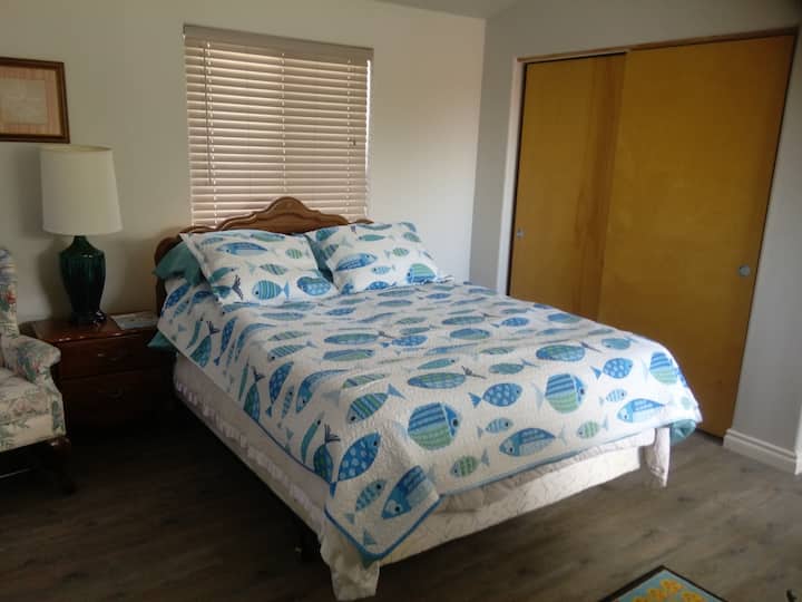 Druga spavaća soba je potkrovlje na katu s bračnim krevetom od memorijske pjene.