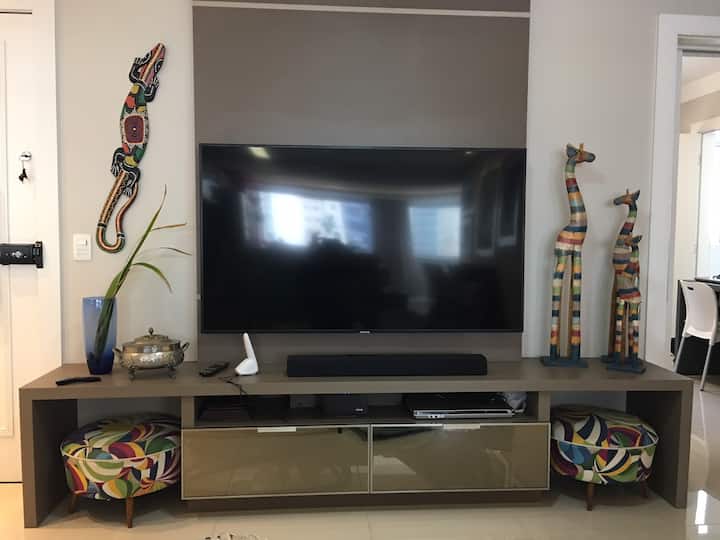 Televisor moderno de 60 patas, con señal por cable y wifi 