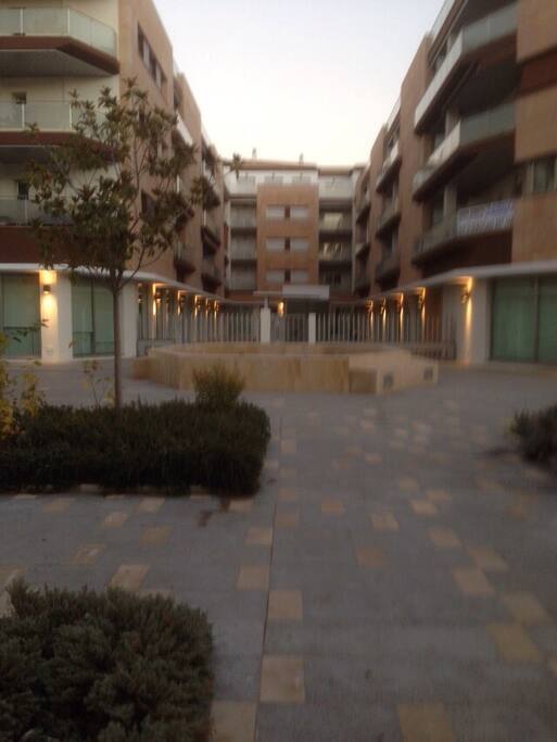 Tiene una hermosa plaza y es un recinto privado.