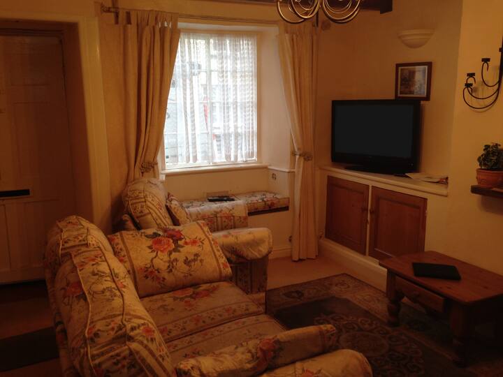Traditional 2 Bedroom Thatched Cottage - Budleigh Salterton