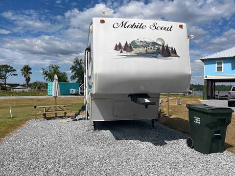 “Reel Life 1” serene waterfront 1 bedroom camper