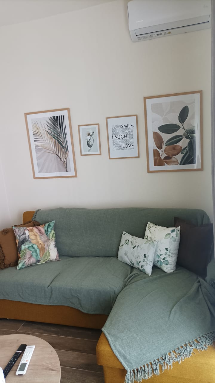 Ъглов разтегателен диван за настаняване на до 2 - ма възрастни 