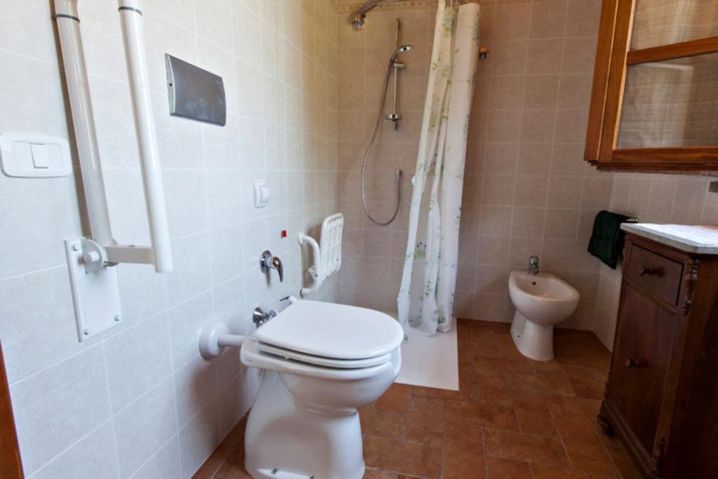 Il bagno (adatto anche ai disabili)