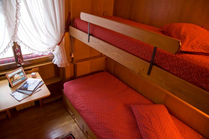 la camera da letto "twin" rossa | красная двойная спальня