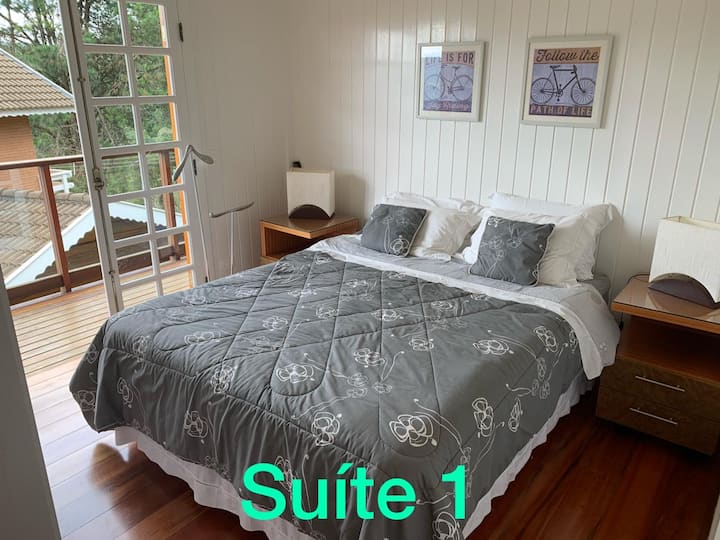 Ზემოთ აპარტამენტი 1 (მთავარი) ცალკე ტერასითა და დიდი კარადით