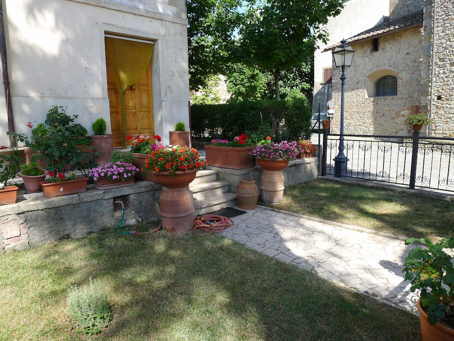 Piccolo giardino di fronta all'ingresso